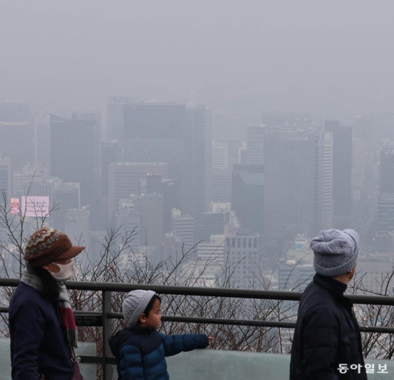 흐릿한 도심… 전국 대부분 미세먼지 농도 ‘나쁨’