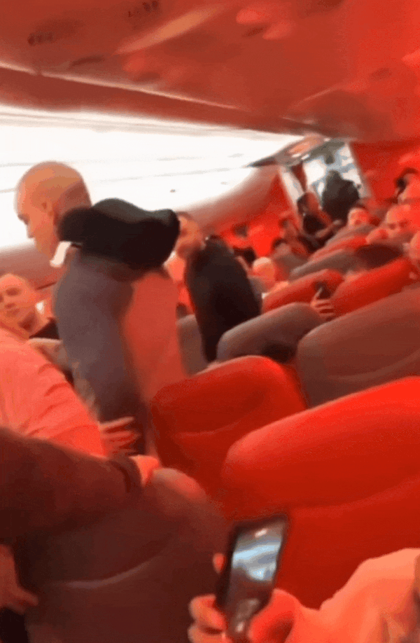 튀르키예에서 영국으로 향하는 여객기에서 승객들이 난투극을 벌였다. X