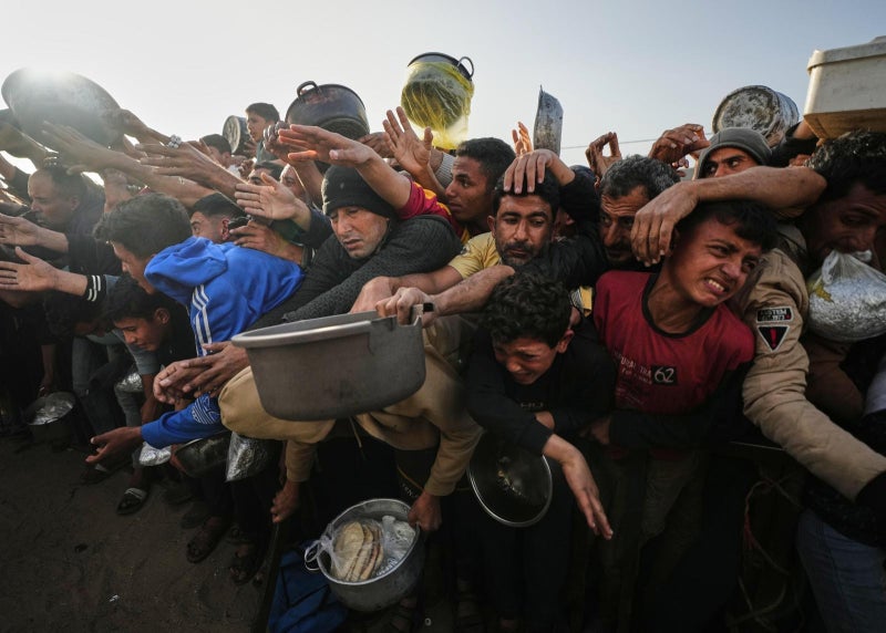 라마단 첫날… 간절한 배식