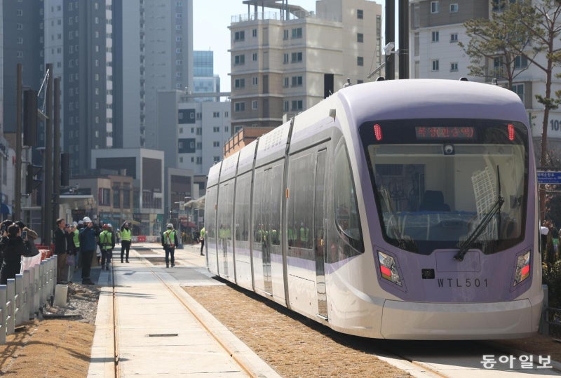 시운전하는 위례선 트램