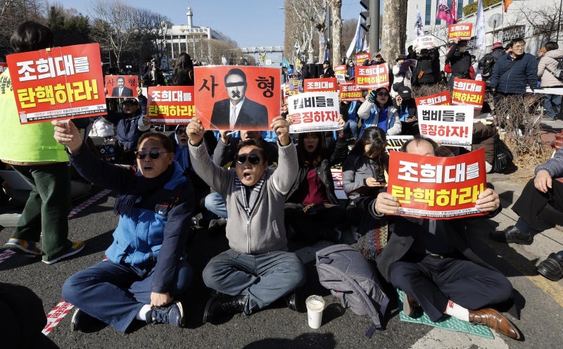 법원 밖 보수-진보단체, 재판 끝나자 조용히 해산