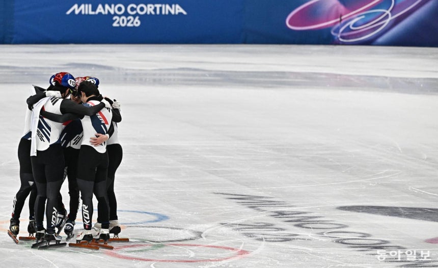 21일(한국시간) 이탈리아 밀라노 스피드스케이팅 아레나에서 열린 밀라노동계올림픽 쇼트트랙 남자 5000m 계주 결승전. 은메달 차지한 임종언, 황대헌, 이준서, 이정민. 밀라노=전