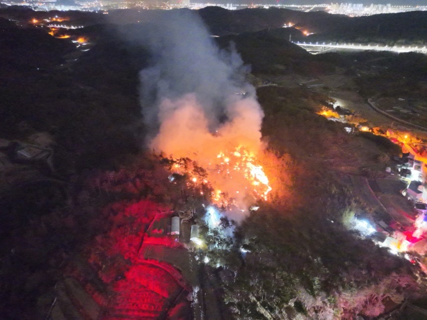 22일 오전 3시 44분께 울산 중구 성안동 야산서 발생한 불이 났다. 울산소방본부 제공