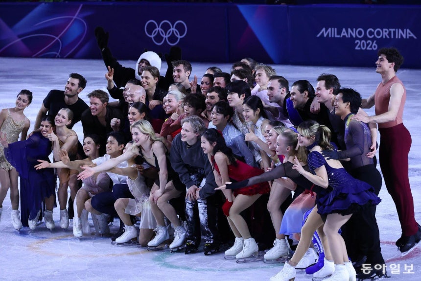  21일(현지 시간) 이탈리아 밀라노 아이스 스케이팅 아레나에서 열린 2026 밀라노-코르티나담페초 겨울올림픽 피겨 갈라쇼에서 차준환,이해인 등 남녀 출연진들이 무대를 끝내고 단체 사진을 찍고 있다. 전영한 기자 s
