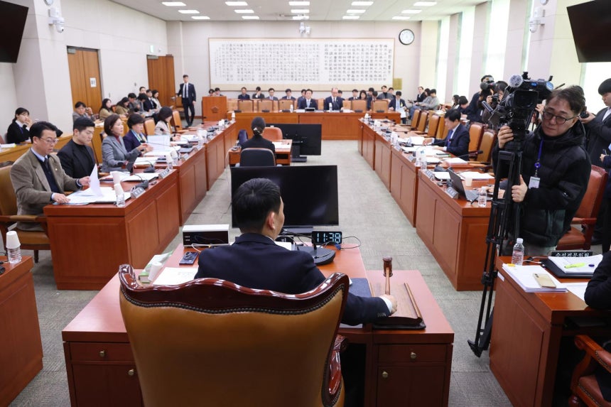 김용민 소위원장이 20일 서울 여의도 국회에서 열린 법제사법위원회 법안심사제1소위원회에서 안건을 상정하고 있다. 2026.2.20 뉴스1