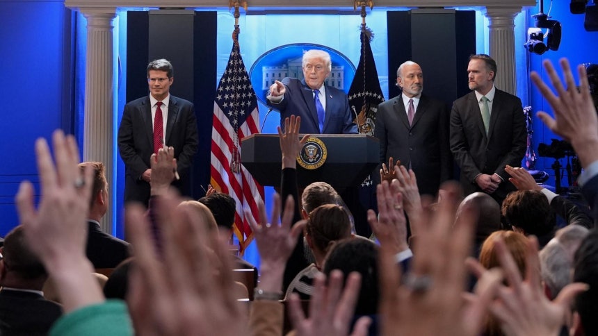 도널드 트럼프 미국 대통령(왼쪽 두 번째)가 20일(현지 시간) 워싱턴 백악관에서 언론 질의를 받고 있다. 그는 이날 연방대법원이 자신의 상호 관세가 적법하지 않다는 판결을 내린 것에 반발하며 ‘무역법 122조’에 