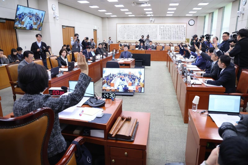 ‘지선과 함께 개헌’ 국민투표법, 與주도 법사위 통과