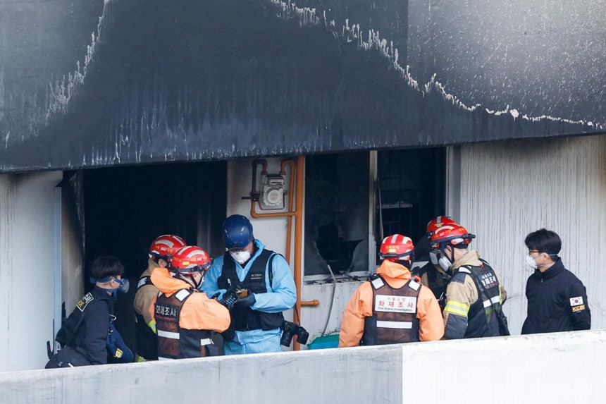 24일 오전 서울 강남구 은마아파트에서 경찰, 소방 관계자들이 화재 원인 조사를 위해 합동 감식을 하고 있다. 2026.2.24 뉴스1