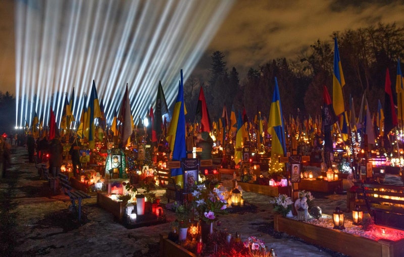 우크라전 4년… 희생자 기리는 ‘추모의 빛’