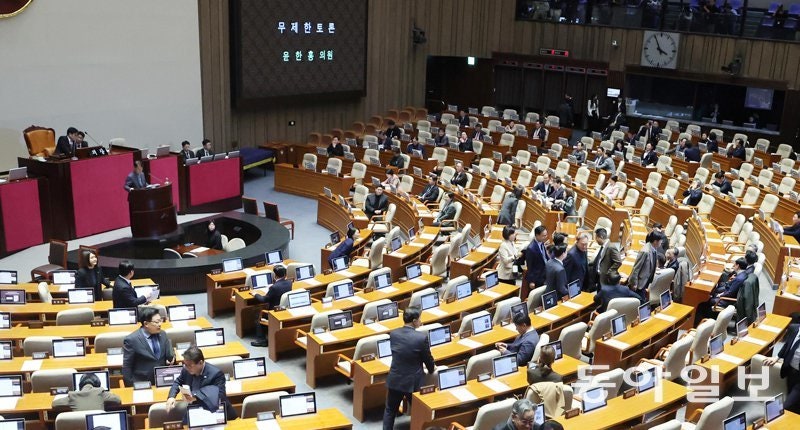與, 위헌 논란 ‘사법 3법’ 처리 나서… 7박8일 필버 정국 이어질듯