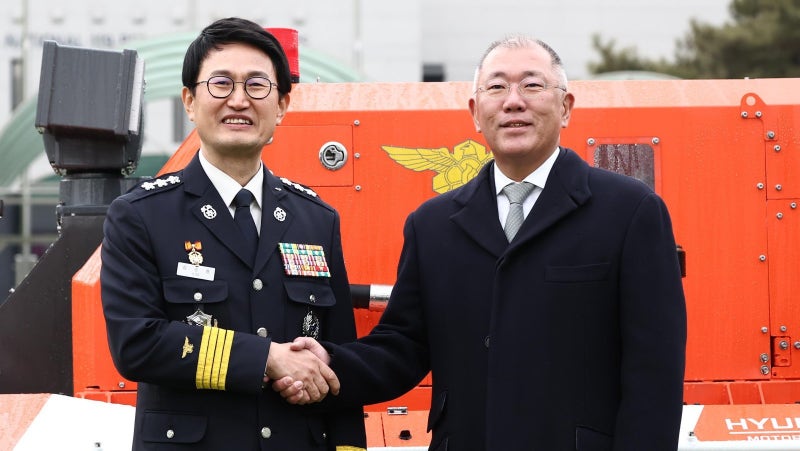 800도 화염 견디는 AI로봇… 정의선 “소방관 지키는 팀원 되길”