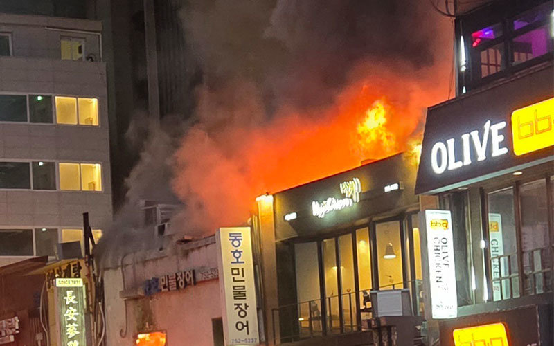 서울 북창동 화재 소방진화 중