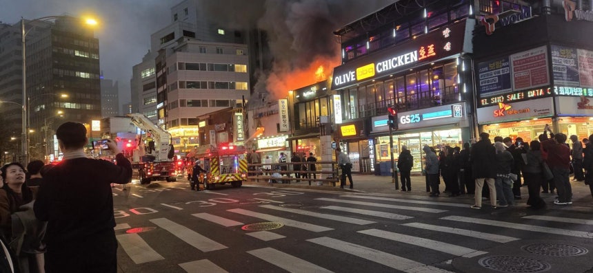 서울 북창동 화재 소방진화 중