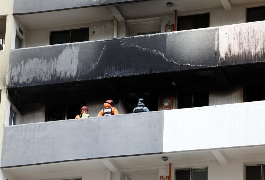 24일 서울 대치동 은마아파트 화재현장으로 화재감식 대원이 들어가고 있다. 2026.02.24. 서울=뉴시스