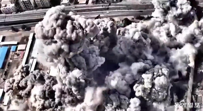 검은 먹구름 뒤 ‘번쩍’, 땅이 무너졌다…이스라엘군, 공습 영상 공개