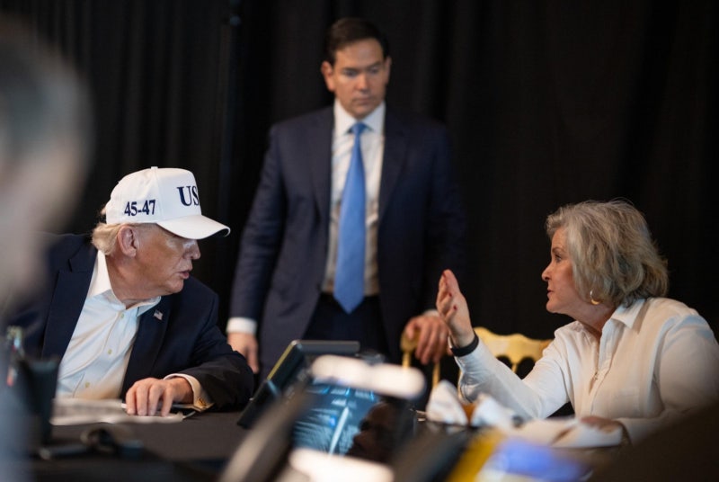 “이란, 몇달내 핵무기 12개 만들 수준”… 트럼프, 협상중 기습 공격