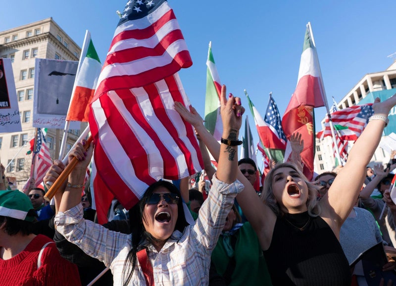 “전쟁 멈춰라” vs “생큐 트럼프”… 백악관 앞 동시다발 찬반 시위