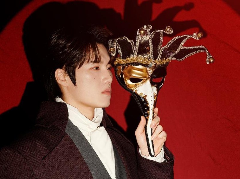 이번엔 무대서 해괴하게 웃는 ‘입이 찢어진 남자’