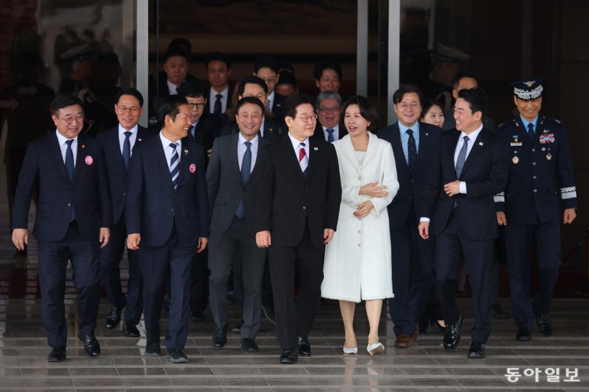 싱가포르·필리핀 국빈 방문에 나서는 이재명 대통령과 김혜경 여사가 1일 오전 경기 성남시 서울공항에서 공군 1호기에 탑승하기 위해 이동하고 있다. 송은석 기자 silverstone