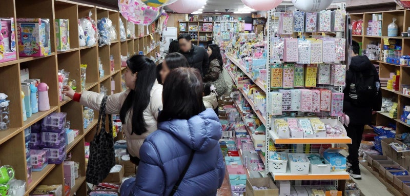 창신동 문구거리, 새학기 학용품 구입 ‘북적’