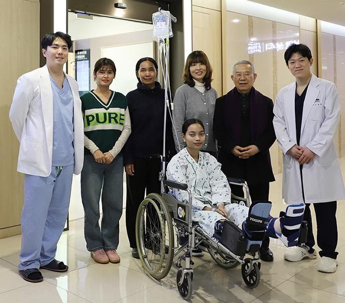 평생 못 걷던 캄보디아 20대女, K의료 덕에 새삶