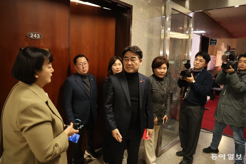 국힘 소장파 “절윤 요구 않겠다, 책임은 장동혁 몫”