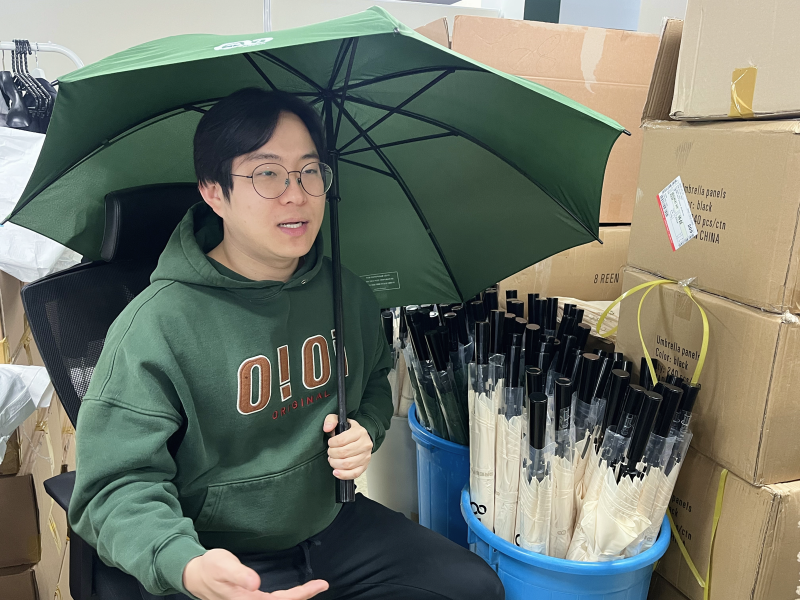 ‘100% 재생 플라스틱’ 친환경 우산… 통째로 버려도 재활용 가능