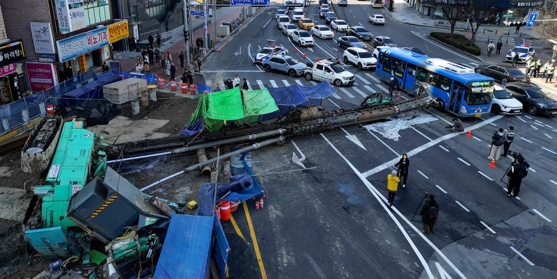 20m 높이 천공기가 택시 덮쳐… 3명 부상
