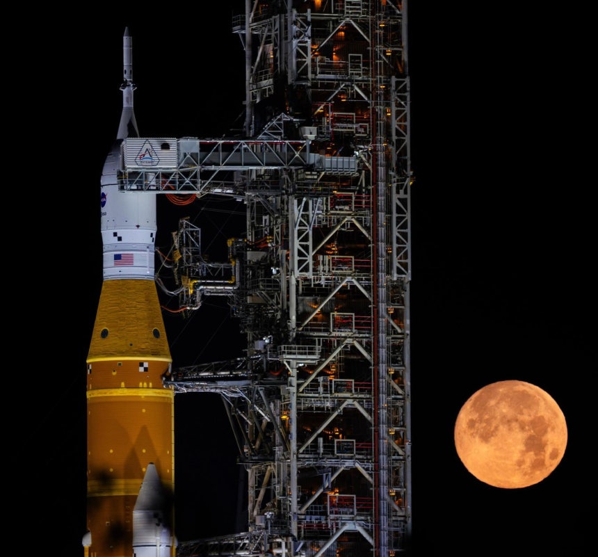 아르테미스 2호 미션을 위해 미국 케네디 우주센터 발사대에 설치된 우주발사시스템(SLS)과 오리온 우주선. NASA 제공