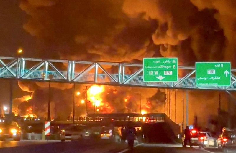 이스라엘, 테헤란 석유시설 첫 공습… 이란도 상대 정유시설 맞불 공격