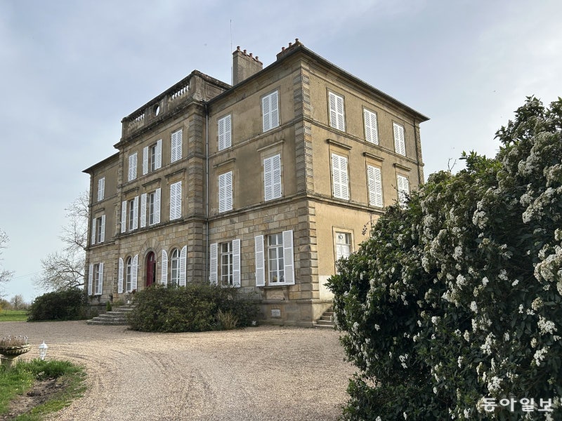 프리미엄 김치 공장으로 변신한 佛 고성 ‘김치샤또’…유럽서 고급화 나선 K푸드[글로벌 현장을 가다/유근형]