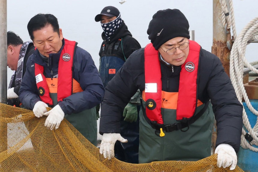 더불어민주당 정청래 대표와 박찬대 의원(인천시장 후보)이 11일 오후 인천 강화군 서검도 앞바다 조업한계선 근처 괴리어장에서 새우잡이 조업 현장 체험을 하고 있다. 공동취재