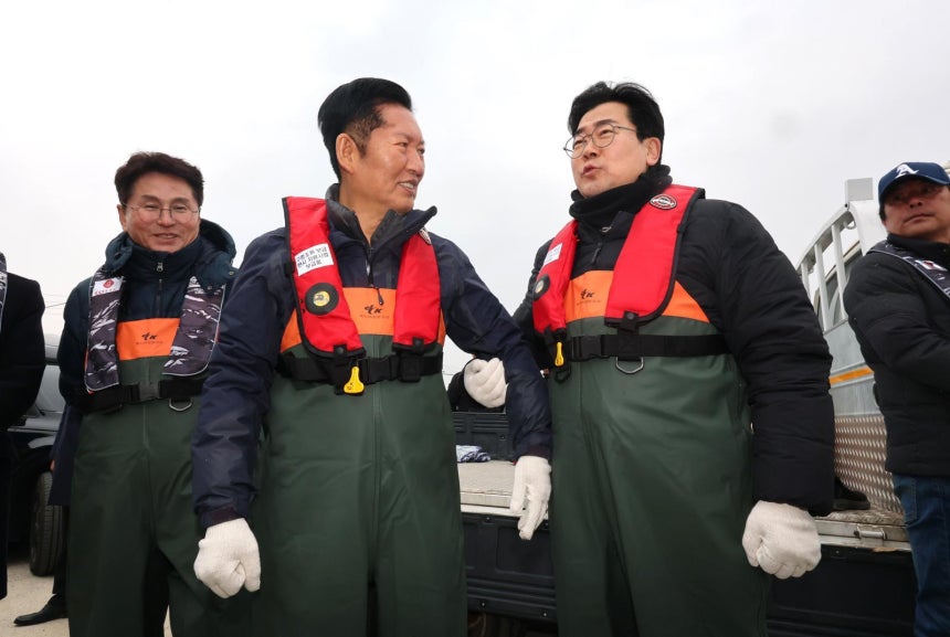 11일 오후 인천 강화군 교동도 죽산포구에서 더불어민주당 조택상(왼쪽부터) 중구강화군웅진군 지역위원장, 정청래 대표, 박찬대 의원(인천시장 후보)이 새우잡이 조업을 나가기전 준비를 하고 있다. 공동취재