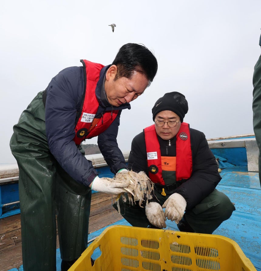 더불어민주당 정청래 대표와 박찬대 의원(인천시장 후보)이 11일 오후 인천 강화군 서검도 앞바다 조업한계선 근처 괴리어장에서 새우잡이 조업 현장 체험을 하고 있다. 공동취재