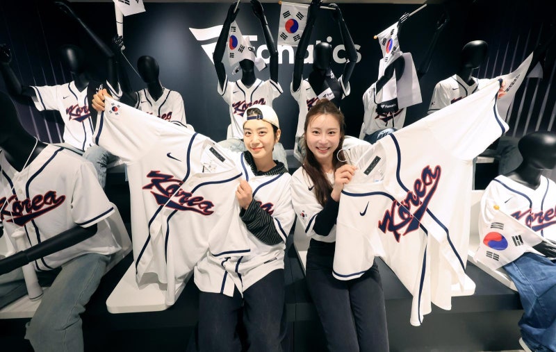 롯데百 잠실점 “WBC 국대 유니폼 입고 응원하세요”