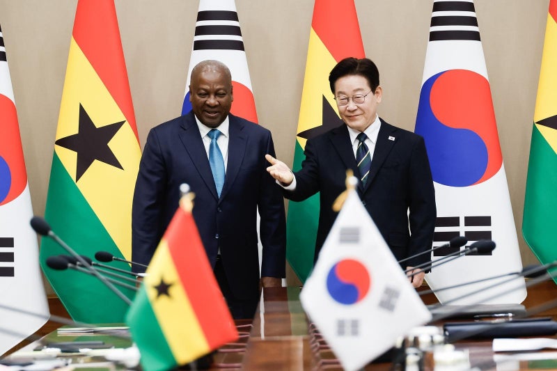 李, 가나 대통령에 특별 제작 ‘가나 초콜릿’ 선물