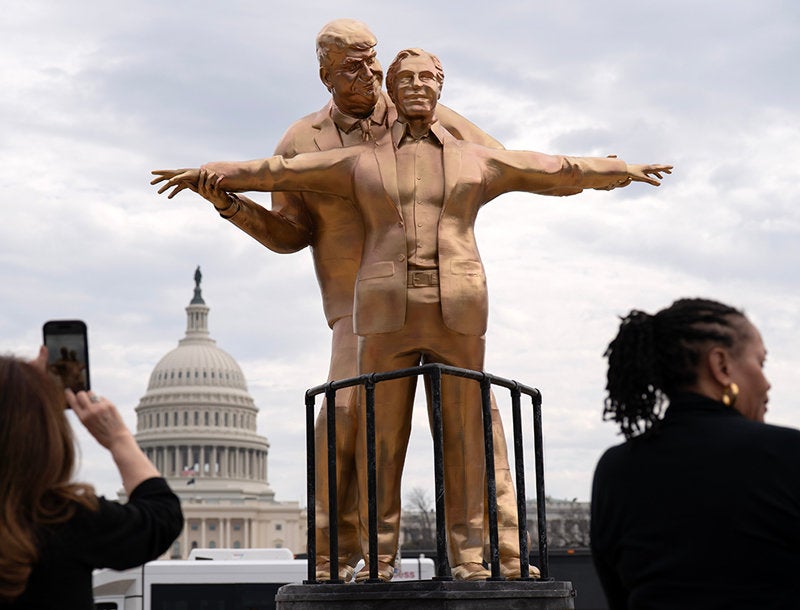 워싱턴에 트럼프-엡스타인 ‘타이타닉’ 풍자 조형물