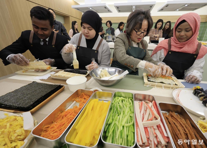 외국 유학생들 ‘K김밥’ 체험