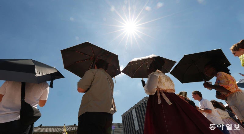 폭염의 시대… 노인들, 年 900시간 집 안에 갇힌다
