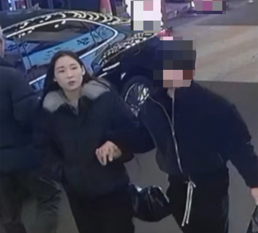 서울 강북구 모텔에서 2명의 남성을 약물로 연달아 살해한 혐의를 받는 김소영(21)이 두 번째 희생자와 모텔에 들어서기 직전 모습.폐쇄회로(CC)TV 캡처