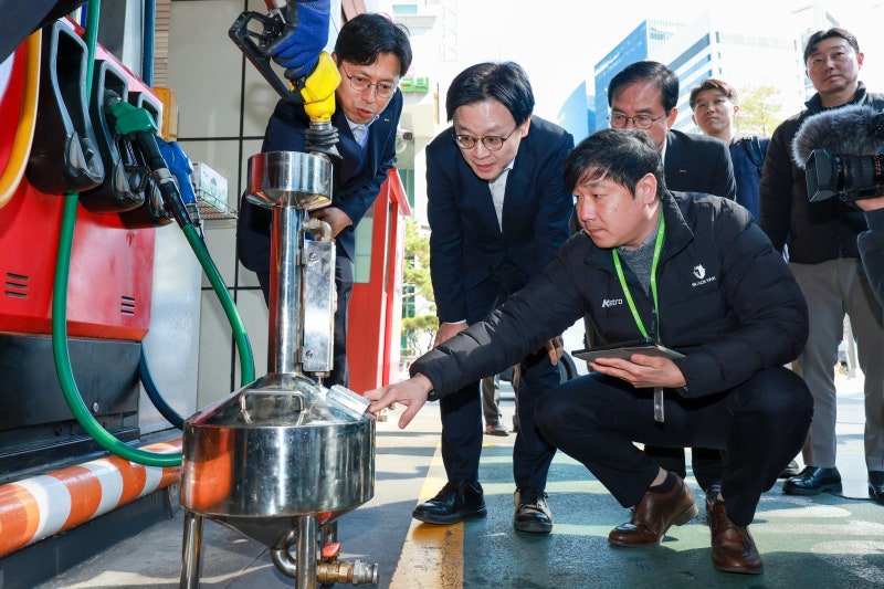 김정관 “정유사 공급가격 내려도, 주유소 반영 느려”