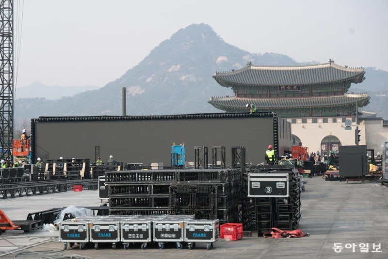 광화문광장 ‘BTS 무대’ 설치 작업 중