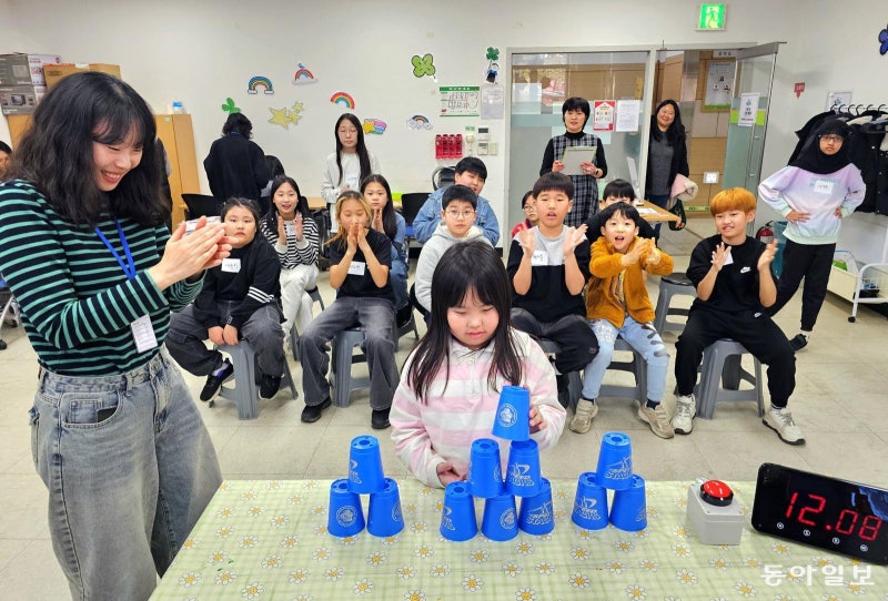 친구들 응원 받으며 컵 쌓기 집중