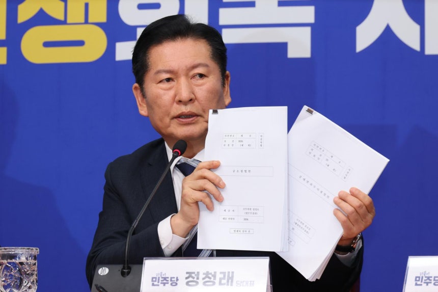 정청래 더불어민주당 대표가 17일 오전 서울 여의도 국회에서 검찰개혁 관련 긴급 기자회견을 하고 있다. 2026.03.17. 뉴시스