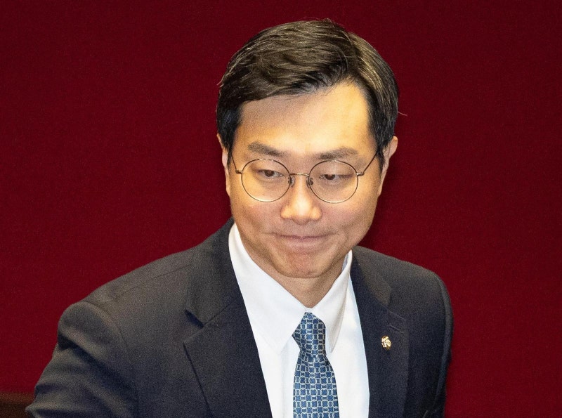 ‘성추행 의혹’ 장경태 탈당… 與, 윤리원에 중징계 요구