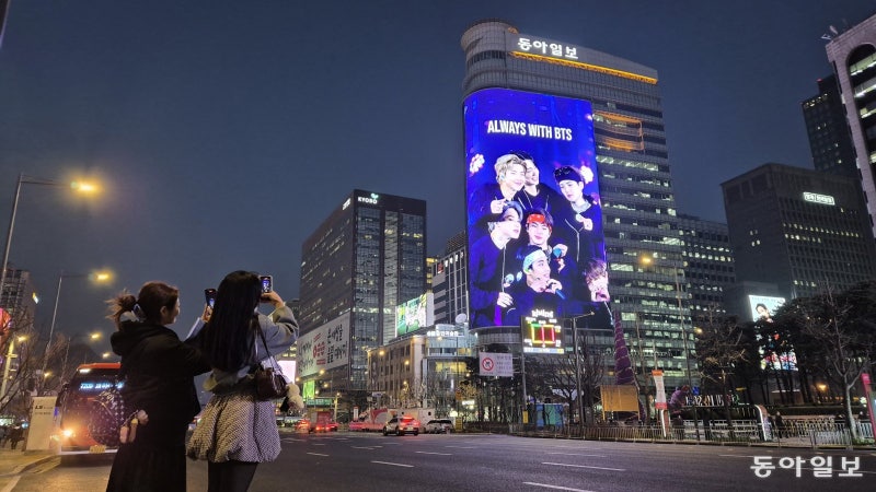 “밤새우려고 장비 챙겨왔어요” 보랏빛 광화문, 들뜬 공연 전야