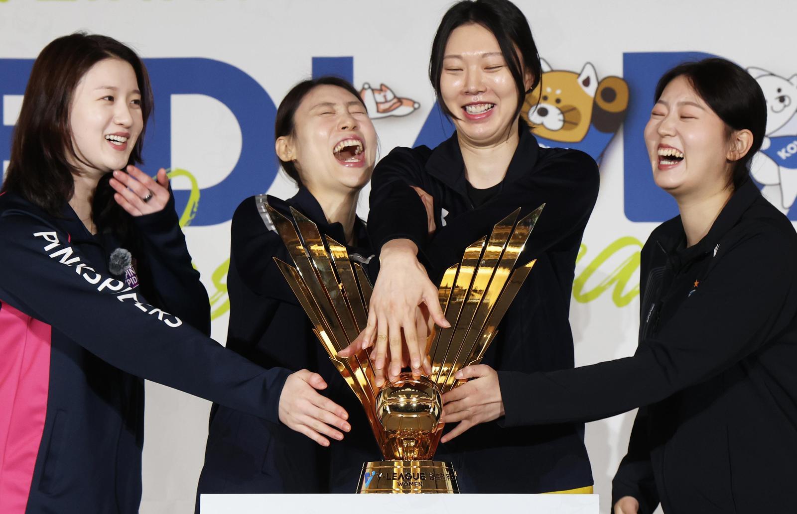 배구 여신들 “우승컵 양보 못해”