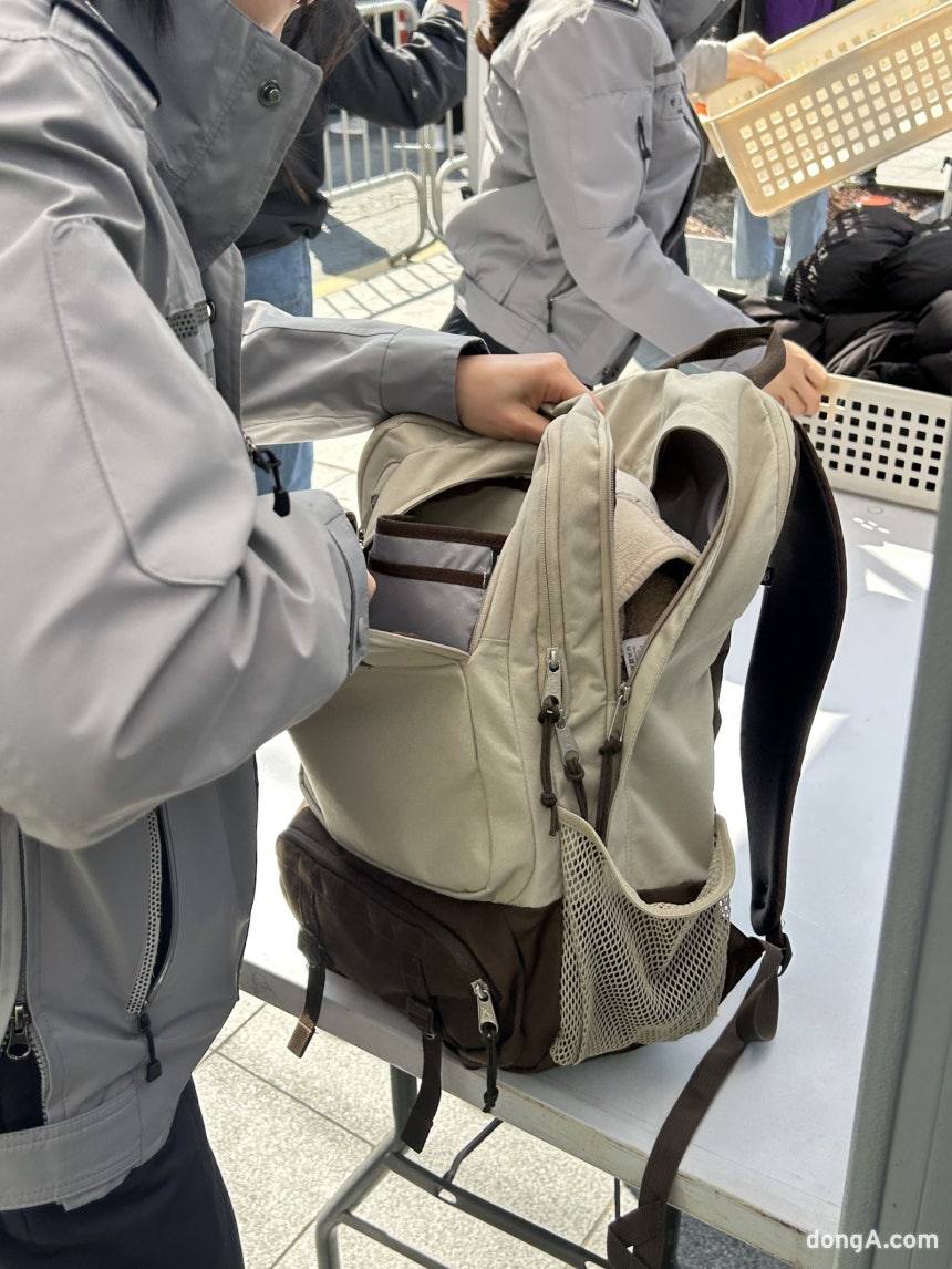 21일 서울 광화문광장에서 방탄소년단(BTS) 컴백 공연을 앞두고 관람객들이 가방을 열어 보이며 소지품 검사를 받고 있다. 김수연 기자 xunnio410@donga.com