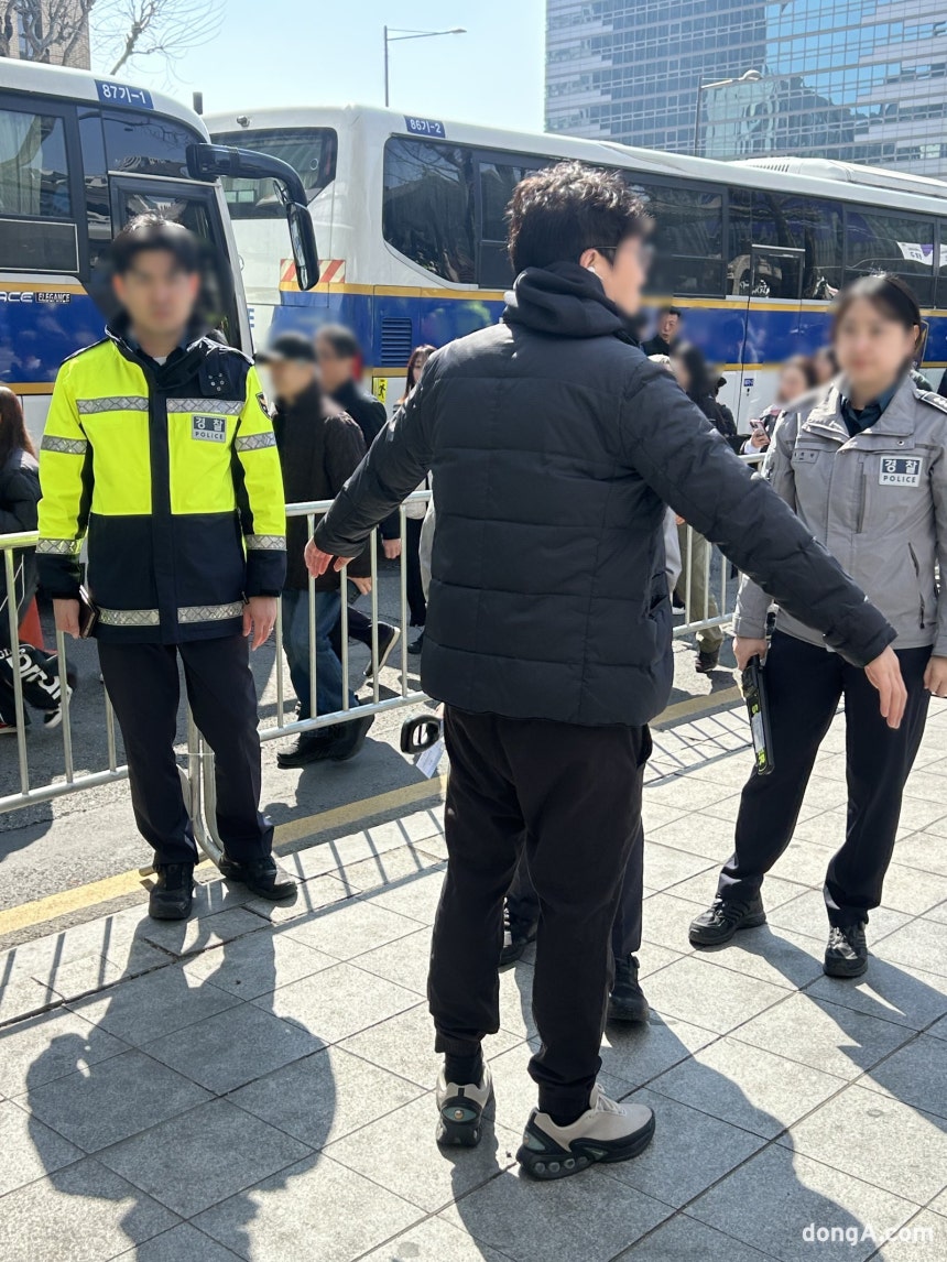 21일 서울 광화문광장에서 BTS 공연을 앞두고 경찰이 인파를 통제하며 보행 동선을 관리하고 있다. 김수연 기자 xunnio410@donga.com