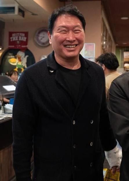  젠슨 황 엔비디아 최고경영자와 지난달 5일(현지 시간) 미국에서‘치맥’회동을 한 최태원 SK그룹 회장.손목에 감은 붕대에 빅테크 CEO들의 사인이 있다.뉴스1